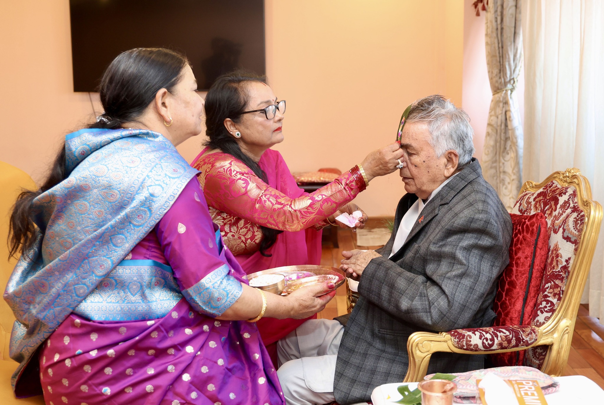 राष्ट्रपति पौडेलबाट शुभसाईतमा बहिनीहरूबाट तिहारको टीका ग्रहण