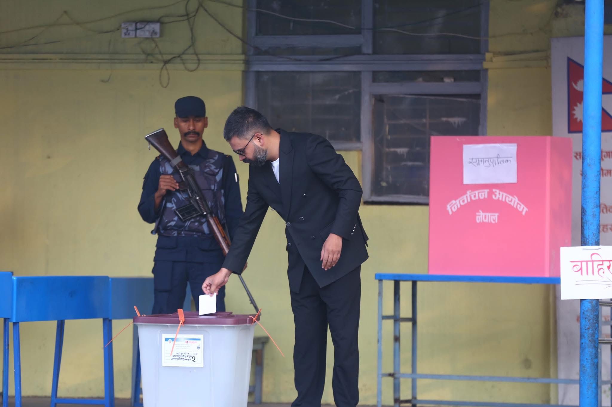 झापा–५ का उम्मेदवार बालेन शाहले काठमाडौँबाट गरे मतदान